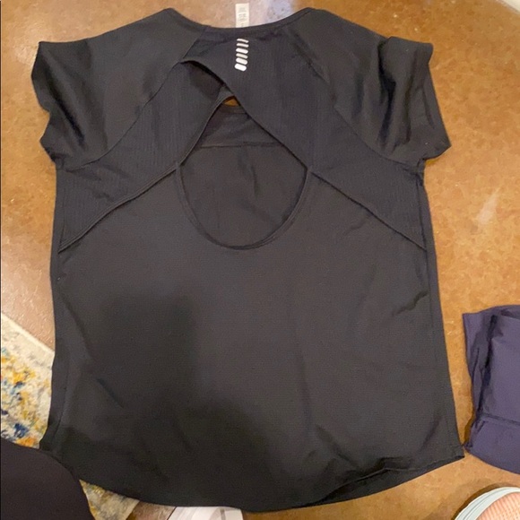 Black Under Armour Workout Shirt - Picture 2 of 2